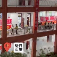 高三老师走廊摆摊解题学校免费送饭