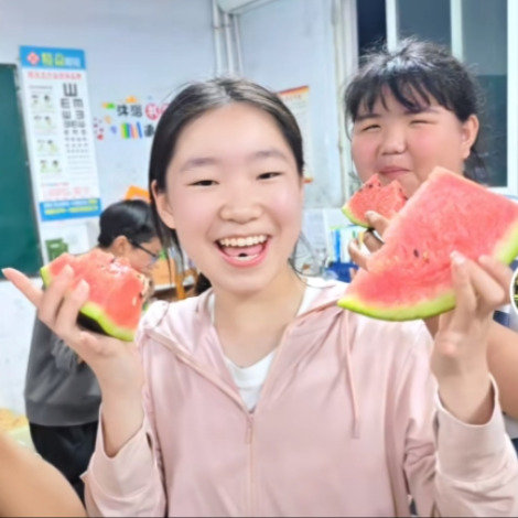班主任请全班同学吃瓜是真的甜