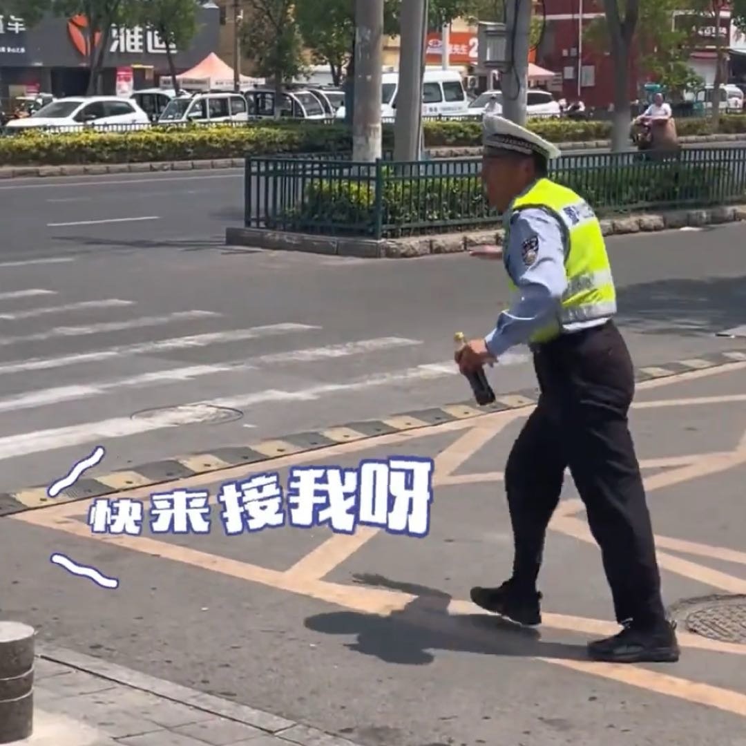 小女孩和警察叔叔的双向奔赴好暖啊