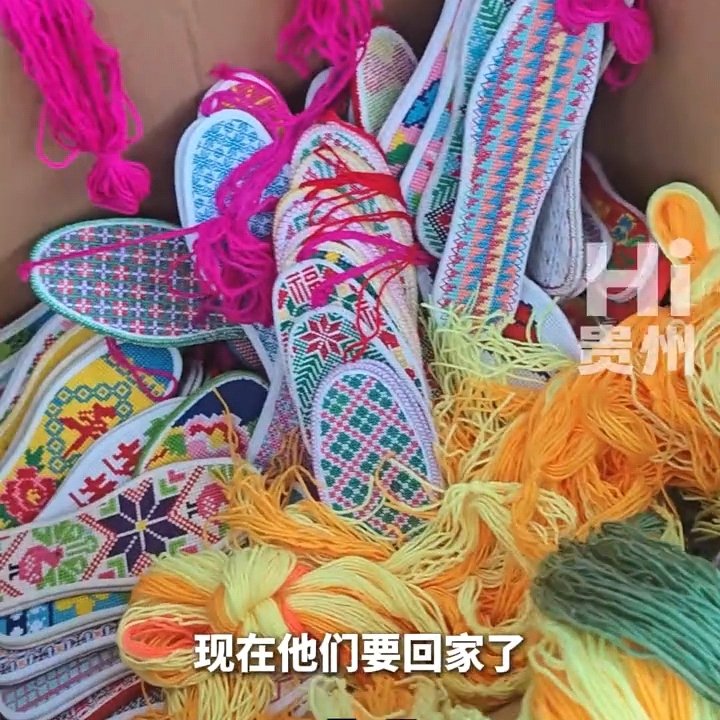 榕江嬢嬢赶制鞋垫一针一线都是感激之情