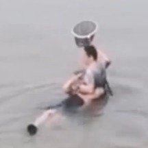 女生2次跳钱塘江轻生大哥跳水救起