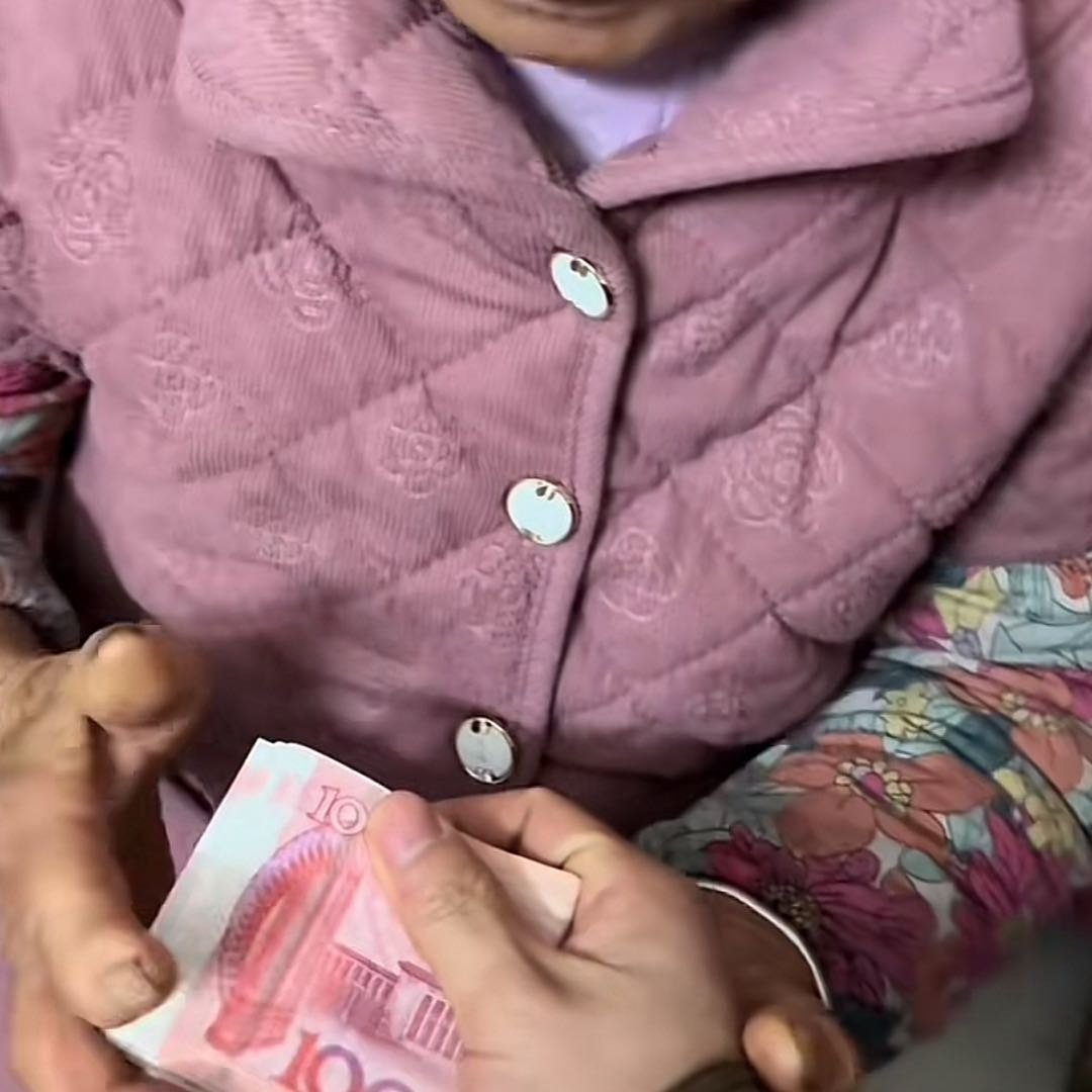73岁奶奶在孙子临走前硬塞4000元