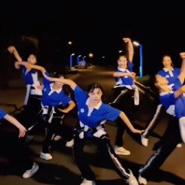 高中生们路灯下跳起蒙古舞又美又飒