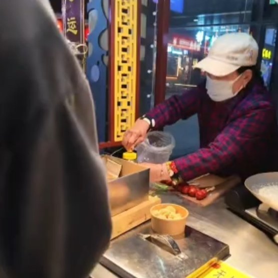 街头流动卖糖葫芦的谭奶奶有了免费摊位