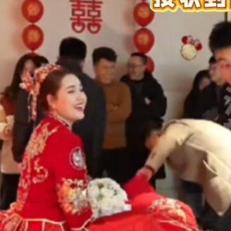 新郎找婚鞋新娘疯狂使眼色暗示