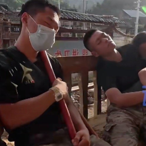 驰援榕江的人民子弟兵席地而睡