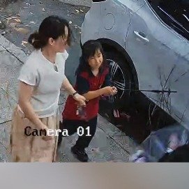 小孩姐刚开库洛米伞秒被风刮秃噜皮