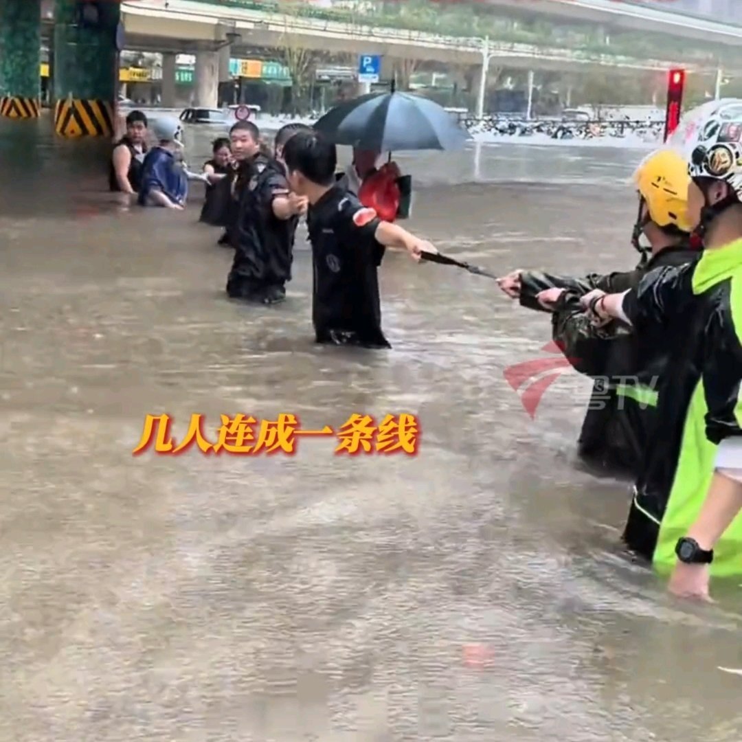 致敬郑州暴雨逆行者