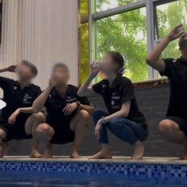 游泳馆员工为证明水质好集体喝泳池水