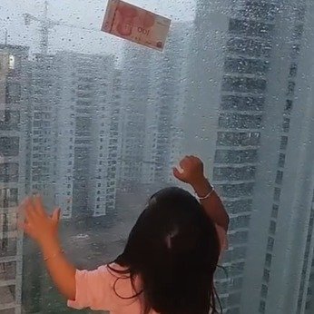 台风后女子家窗外刮来百元大钞