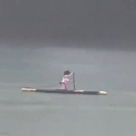 最后一名小女孩冒雨坚持完成比赛