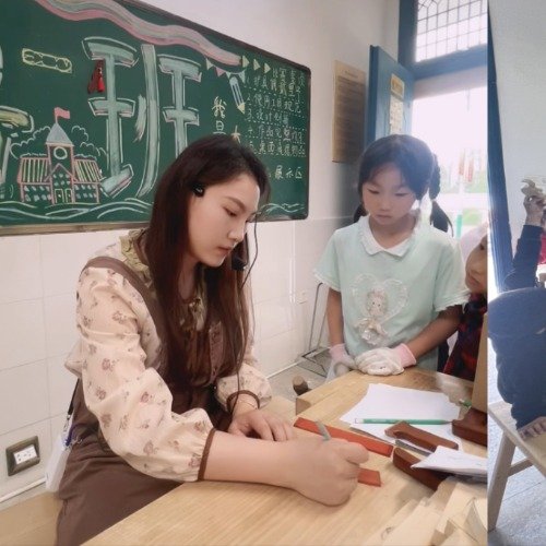 小学生在学校当上木工师傅