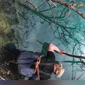 九寨沟员工下水40分钟捞回游客手机