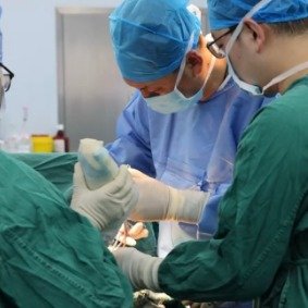 男子蓝眼睛让医生破解三代人骨折之谜