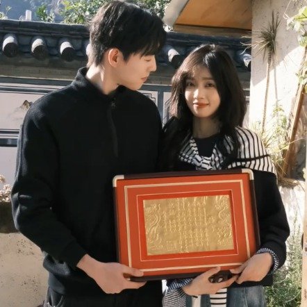 女孩收到男友亲手打造的黄金婚书