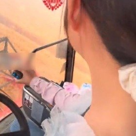 女生开收割机冲进火场抢收2万斤小麦