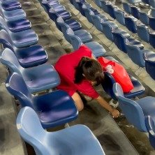 9岁苏州球迷主动留在场内捡垃圾