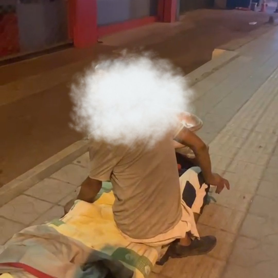 残疾大哥代步车故障姑娘热心帮修