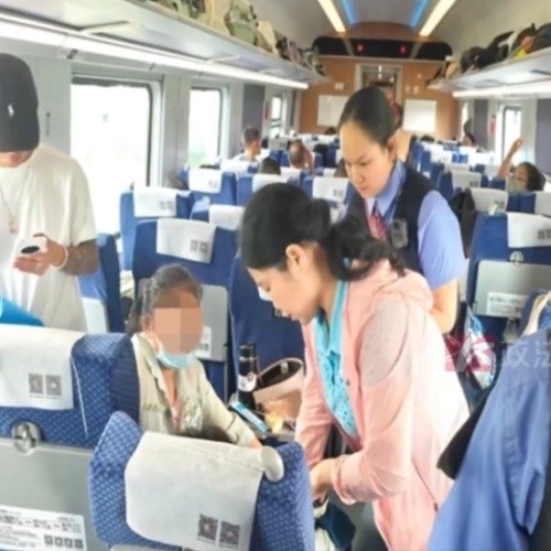高原列车上乘客突发疾病湘雅护师出手了