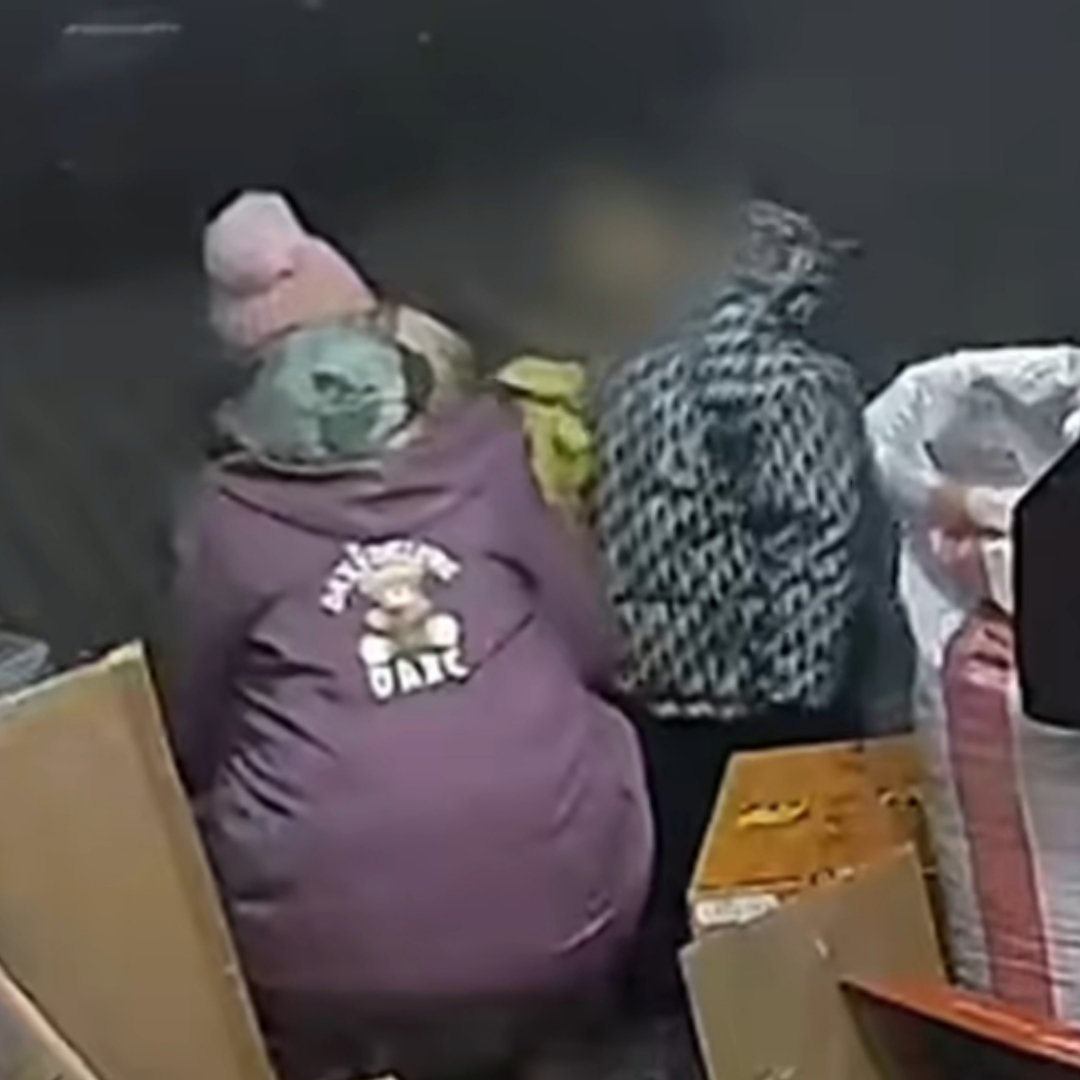 热心店主帮走失男孩报警找家人