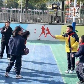 篮球赛场小孩哥激情指导像资深教练