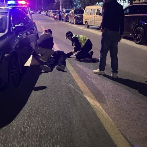 西安交警夜巡遇昏迷驾驶员