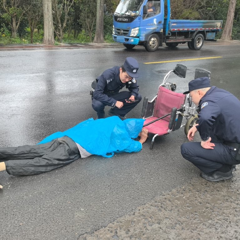 绍兴一老人摔倒民警暖心护送