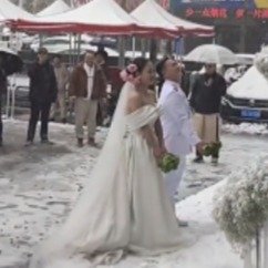 山东一对新人冒雪结婚秒变白头