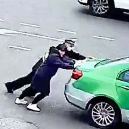 出租车路口抛锚成都警民合力推车