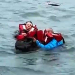 深圳钓鱼佬海钓10分钟救了俩人