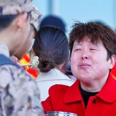 妈妈含泪喂入伍儿子吃饺子