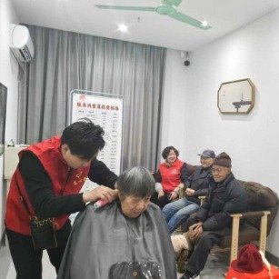持续4年的义剪为南湖老人献上头等关怀