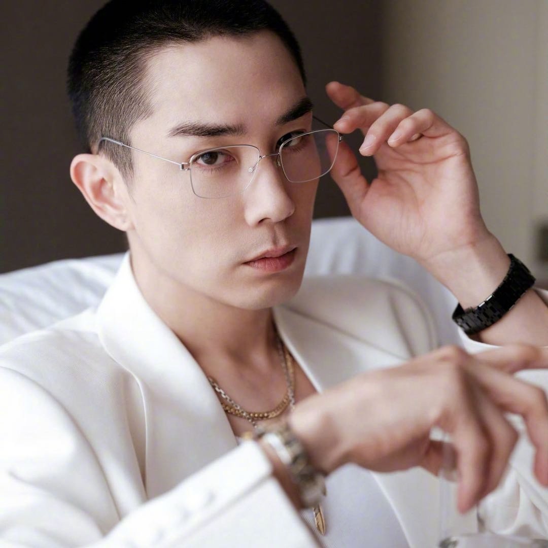 李承铉寸头配眼镜