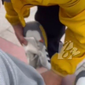 外卖小哥暖心帮轮椅男子穿鞋