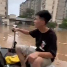 男子洪水中开橡皮艇5小时救20多人