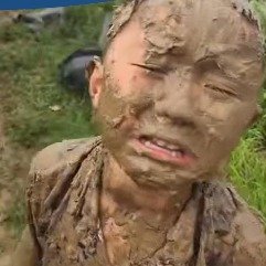 俩娃泥巴大战成泥娃娃亲爸认不出