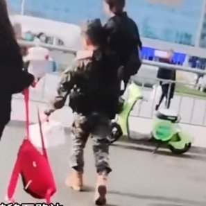 女子车祸受伤内蒙古武警飞奔救人