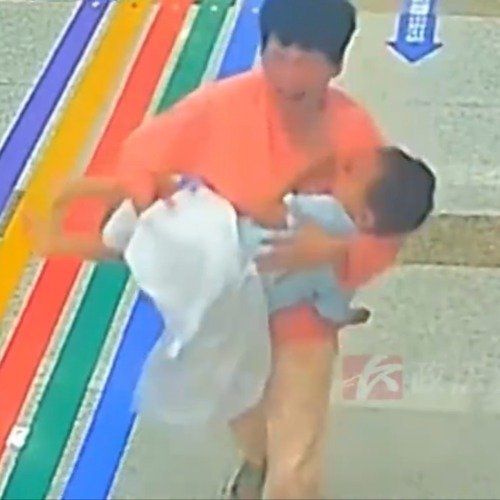 民警深夜闯红灯送患儿就医