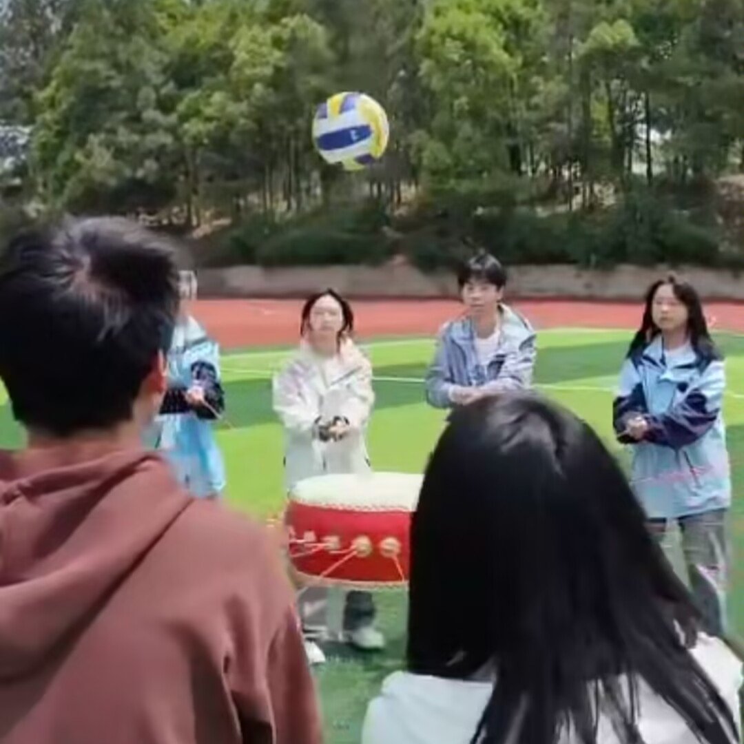 高三老师考前带05后学生放开玩