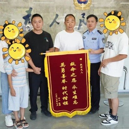男子对岸冲刺两度跃湖救落水男童