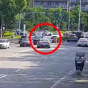 浙江民警抓捕途中救孕妇双喜临门