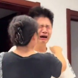 河北男生复读3年查分后大哭