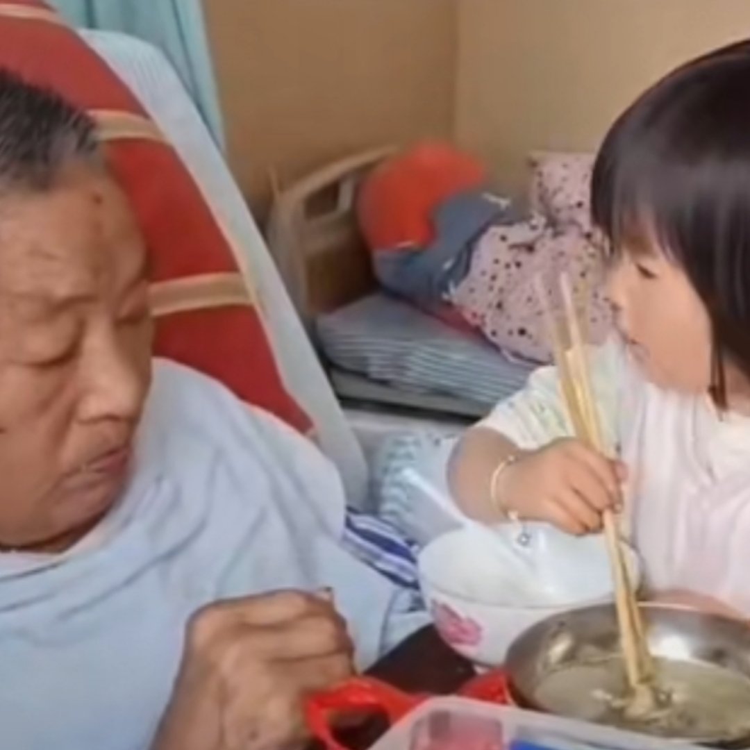 浙江3岁萌娃照顾生病住院的爷爷
