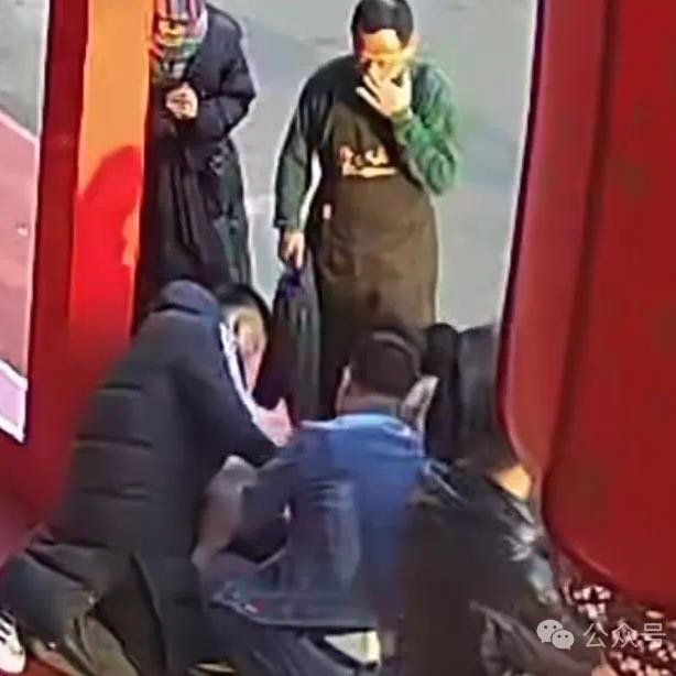 儿童异物卡喉众人海姆立克急救