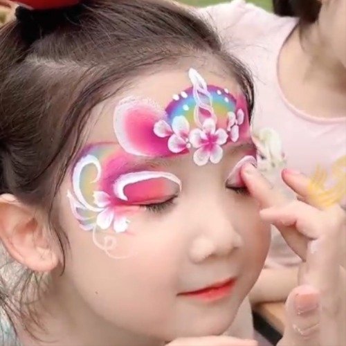 00后广东辣妈摆摊彩绘日入千元