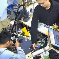 手机电池自燃男子飞速踢出门外