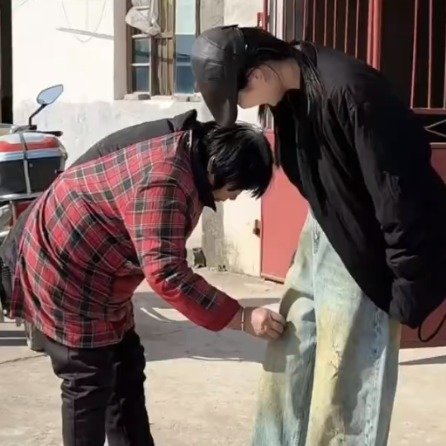 奶奶以为孙女穿的潮流裤是弄脏了