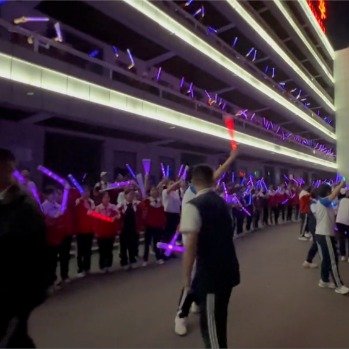 中学千人合唱海阔天空为高考生加油