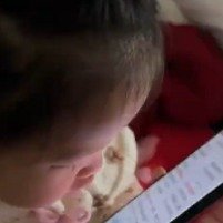 3岁宝宝玩手机用婴语搜歌