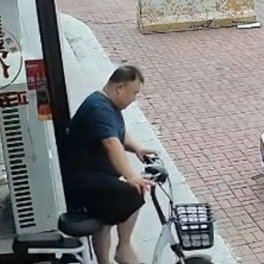 男子骑车出门遇暴雨3秒被逼折返回
